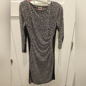 Anne Klein Black White Ruched Sheath Dress Women’s Size 4 3/4 Sleeve Career Work
